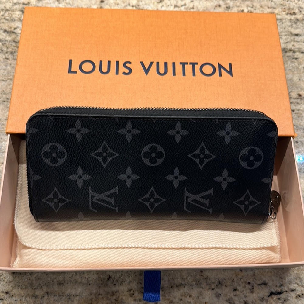 Louis Vuitton zipppy wallet